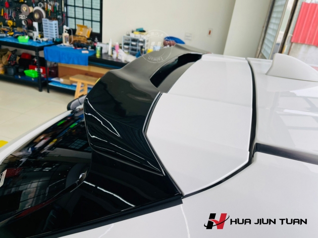 UX 尾翼